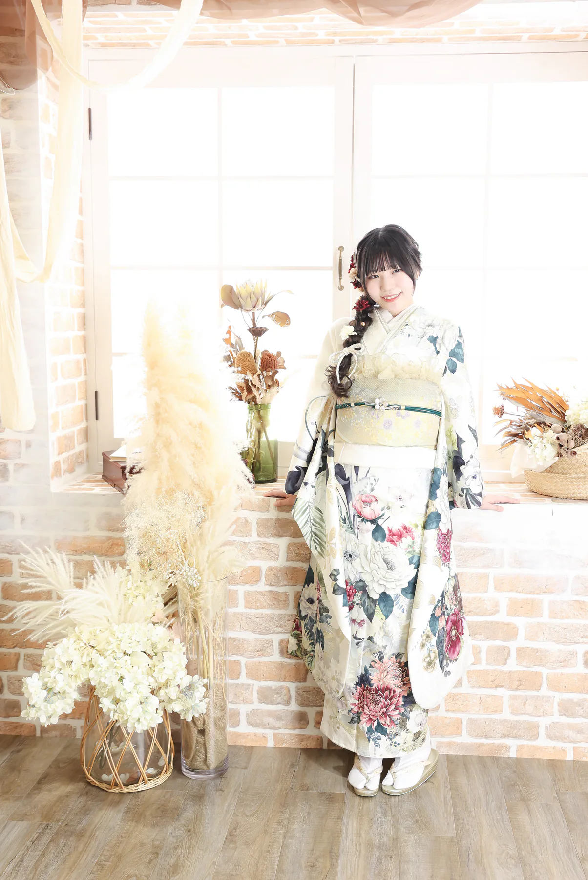 白地の花柄振袖でスタジオ撮影
