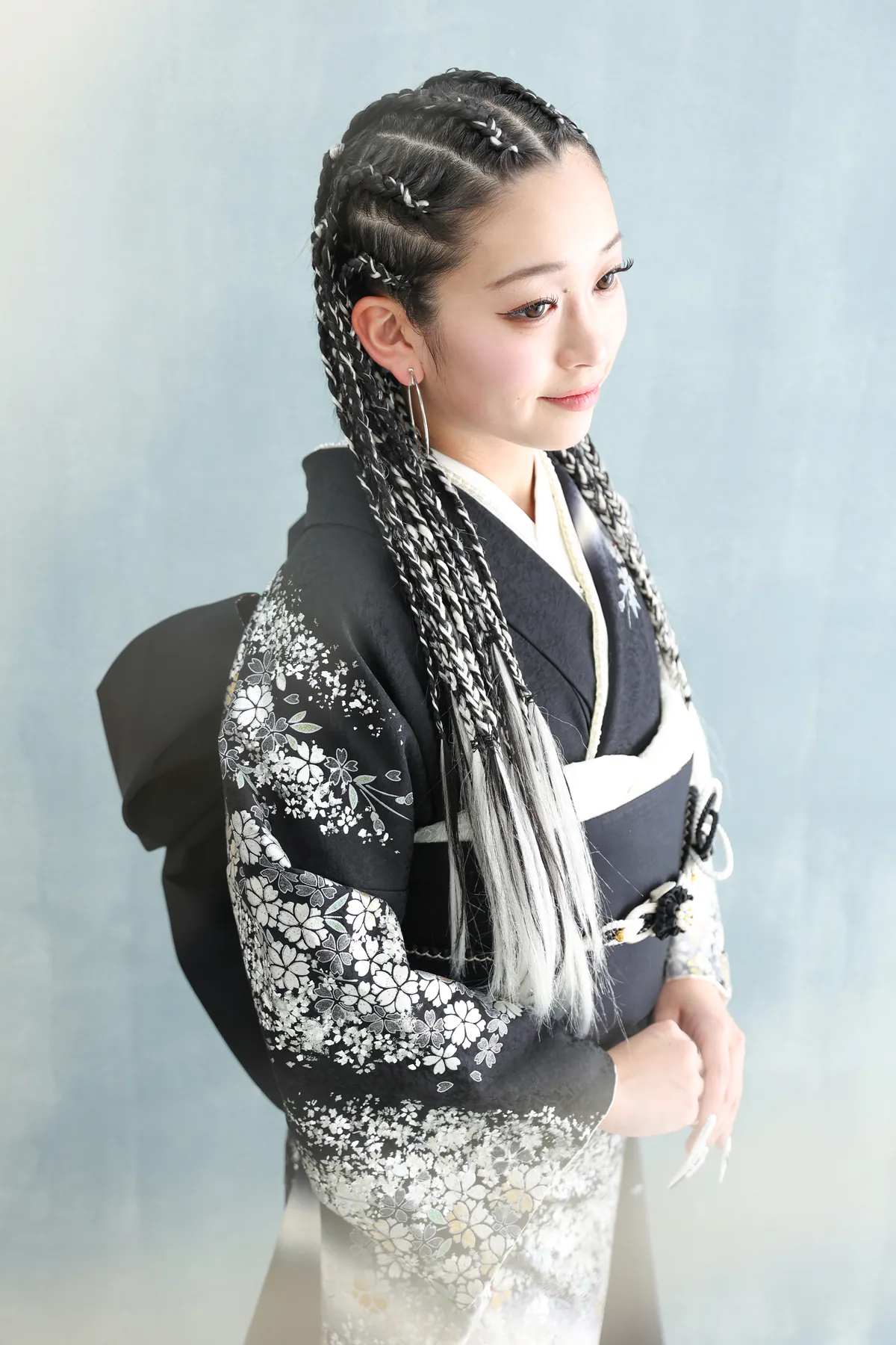 黒い振袖と編み込みヘアのポートレート