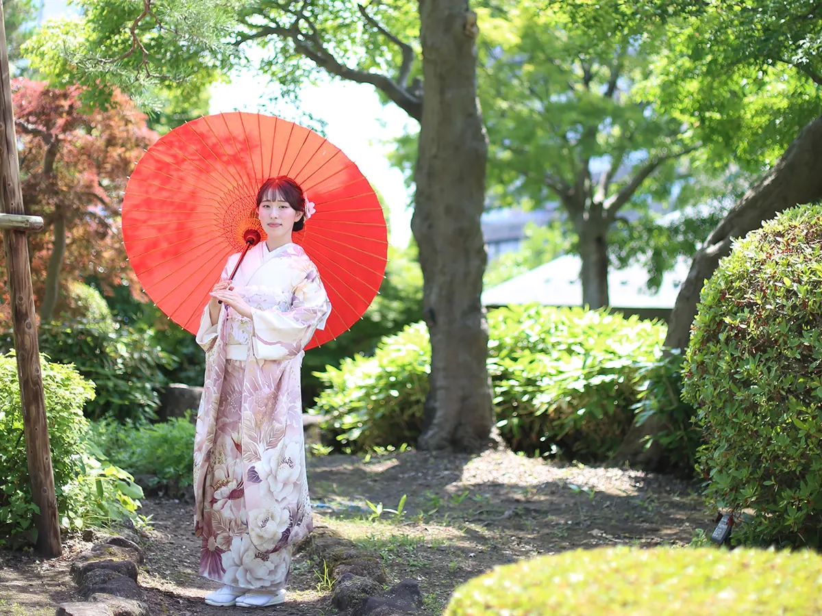 緑あふれる庭園での振袖ロケーション撮影