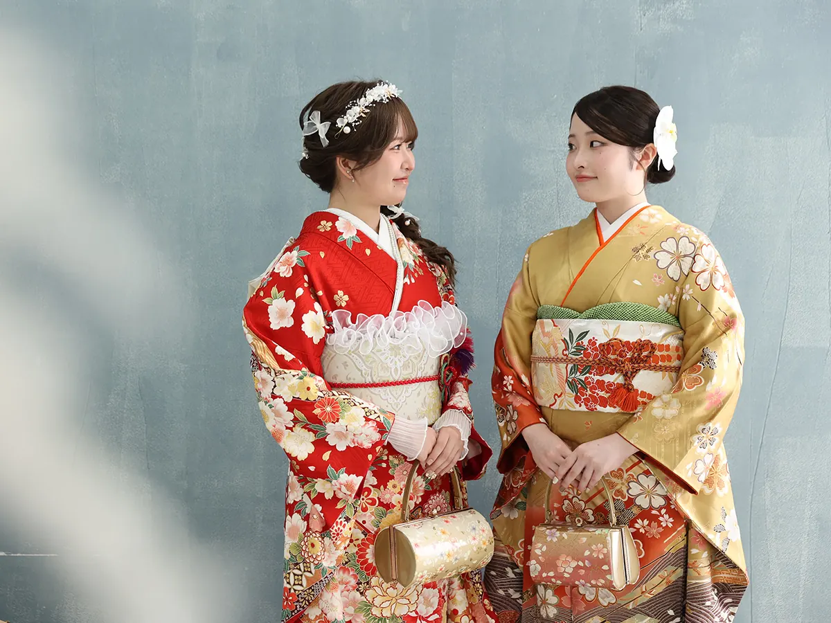 振袖姿で成人式を祝うご姉妹